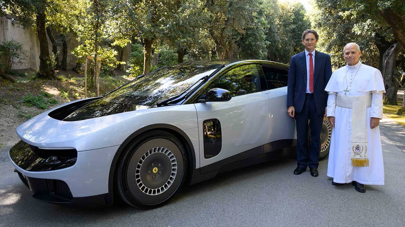 Papa Leão XIV conhece Ferrari Luce, 1º carro elétrico da marca