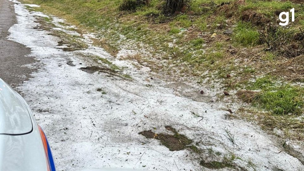 Granizo destelha casas e deixa desalojados em Eldorado do Sul, no RS — Foto: Mário Rocha/ Defesa Civil de Eldorado do Sul