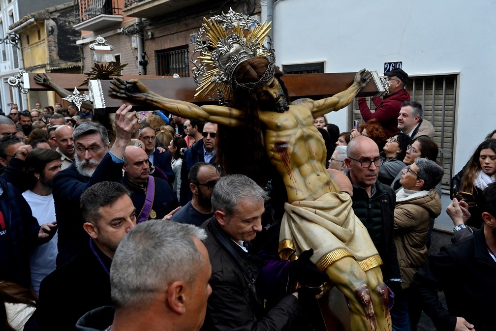 Cristãos durante procissão da Semana Santa em Valência, Espanha, em 29 de março de 2024 — Foto: Jose Jordan/AFP