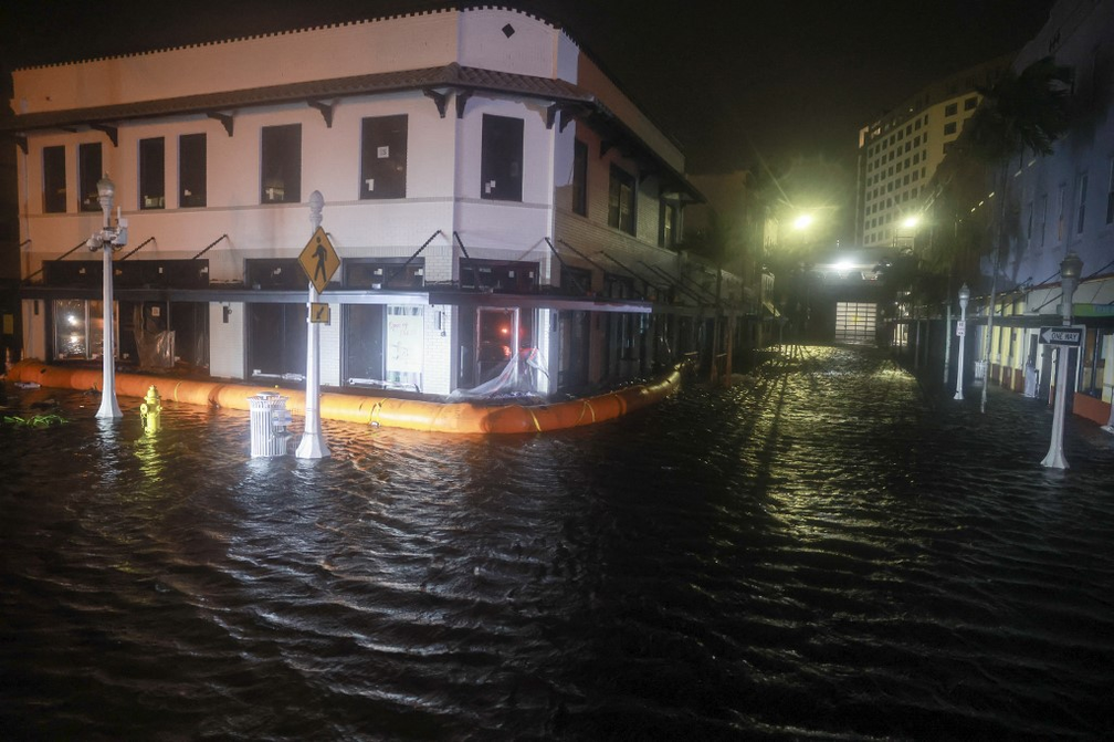 Ruas alagadas em Fort Myers, na Flórida, após a passagem do furacão Milton — Foto: Joe Raedle/Getty Images North America/via AFP