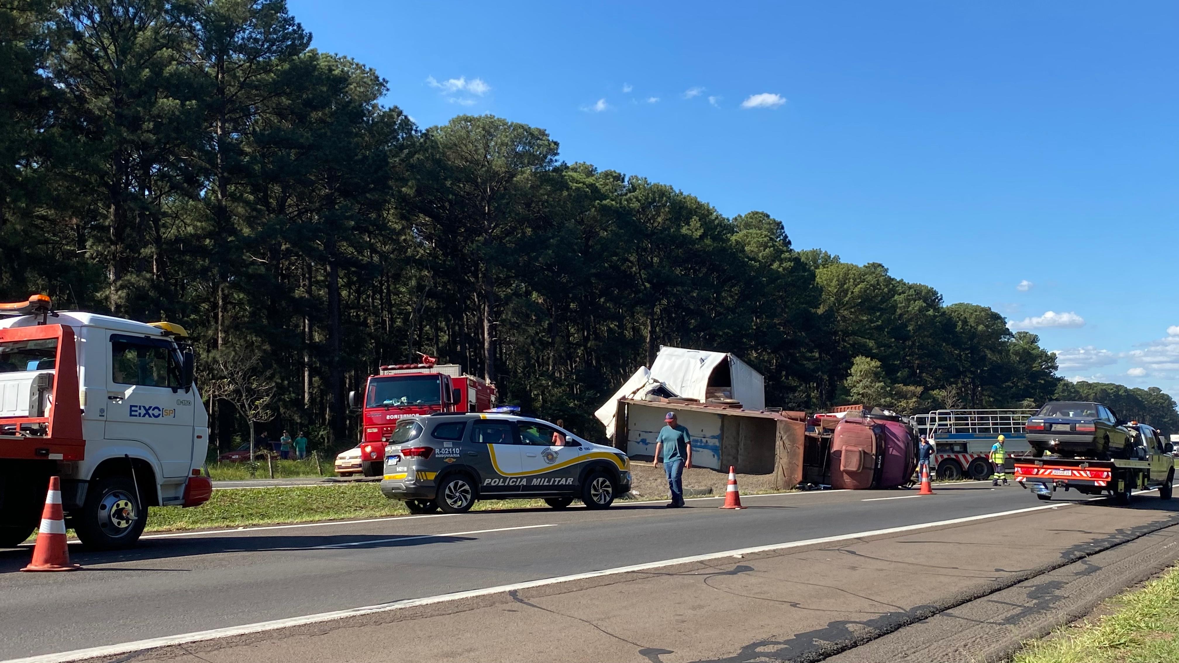 Acidente entre caminhões bloqueia parcialmente a SP-225 entre Bauru e Pederneiras