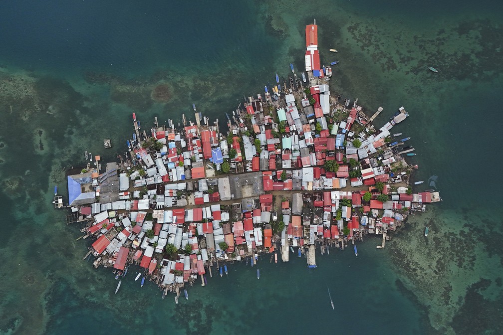 Ilha de Gardi Sugdub, no arquipélogo de San Blas, no Panamá, que teve de ser parcialmente evacuada por conta do aumento do nível do mar, em junho de 2024. — Foto: Matías Delacroix/ AP