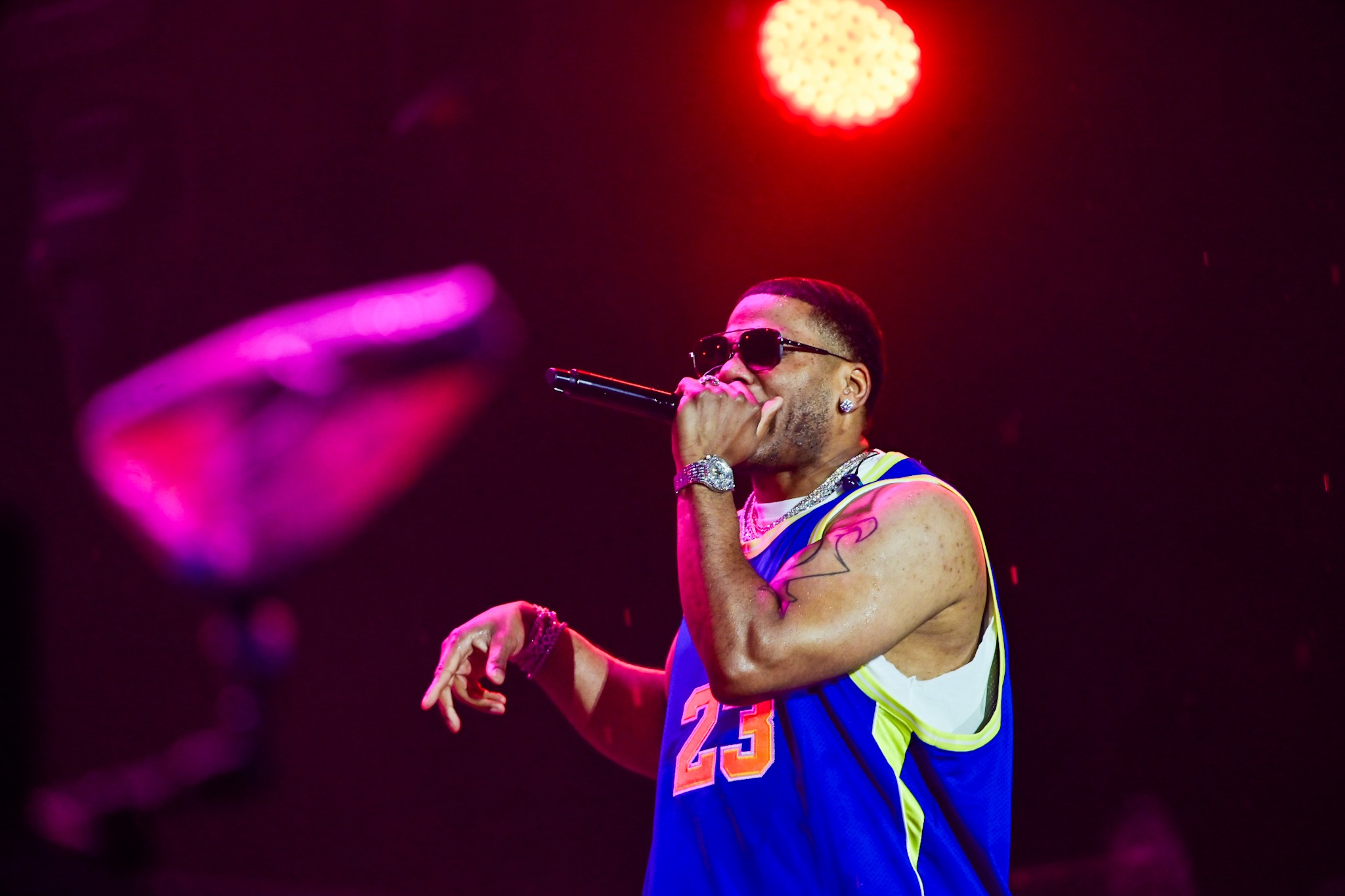 Nelly faz festa anos 2000 em show preguiçoso para plateia animada e ...