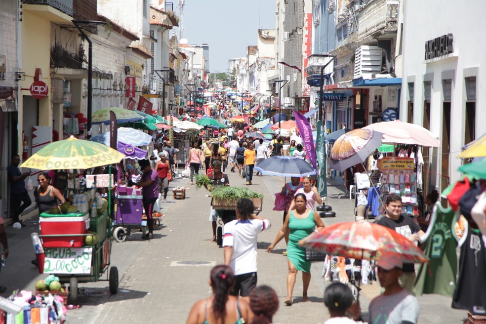 Rua Grande - 2023 (a esquerda) e Rua Grande - Inicio do século XX (a direita). — Foto 1: Paulo Soares/Grupo Mirante — Foto 2: Acervo DPHDM - Cartão Postal
