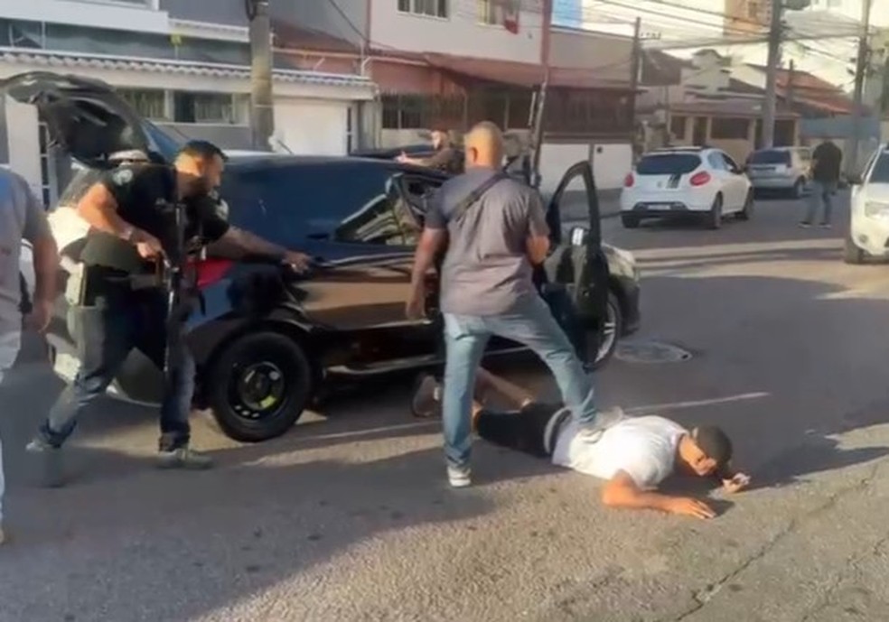 O suspeito, que não teve a identidade revelada, foi preso em flagrante na Rua Alice Tibiriça, em Vila da Penha — Foto: Divulgação