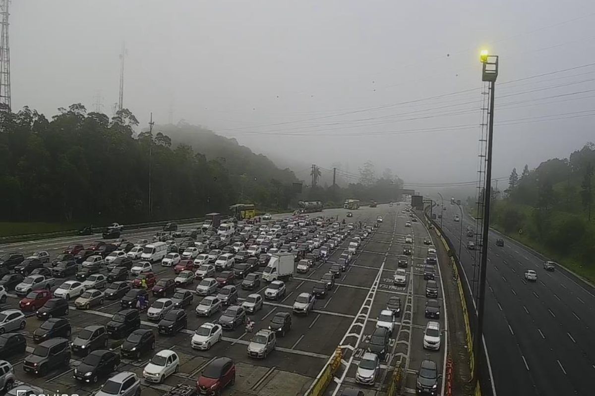 Operação Comboio e excesso de veículos causam lentidão em rodovias do litoral de SP — Feriado de Finados
