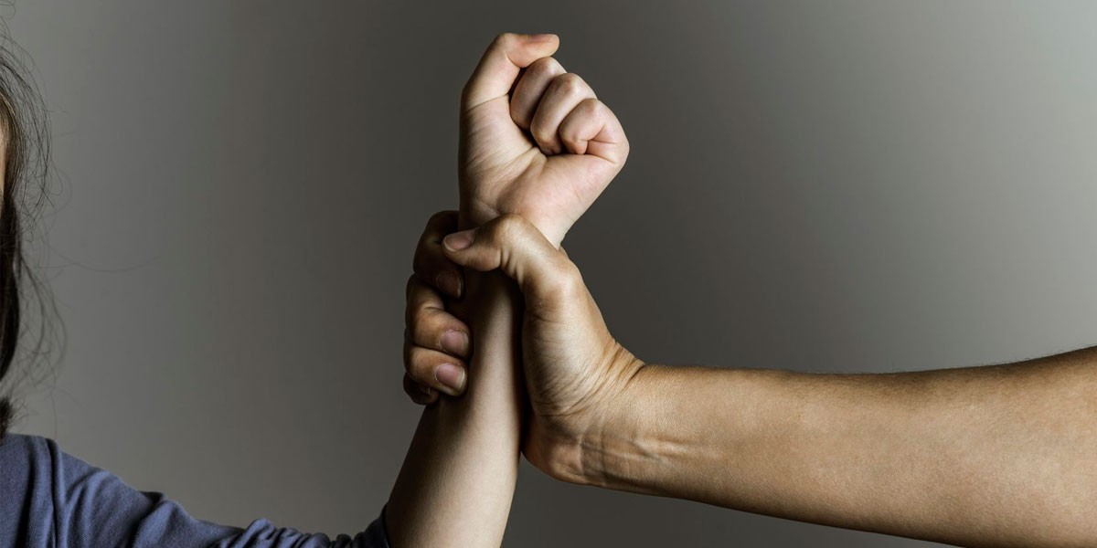 Homem é preso suspeito de amputar dois dedos da companheira na Bahia