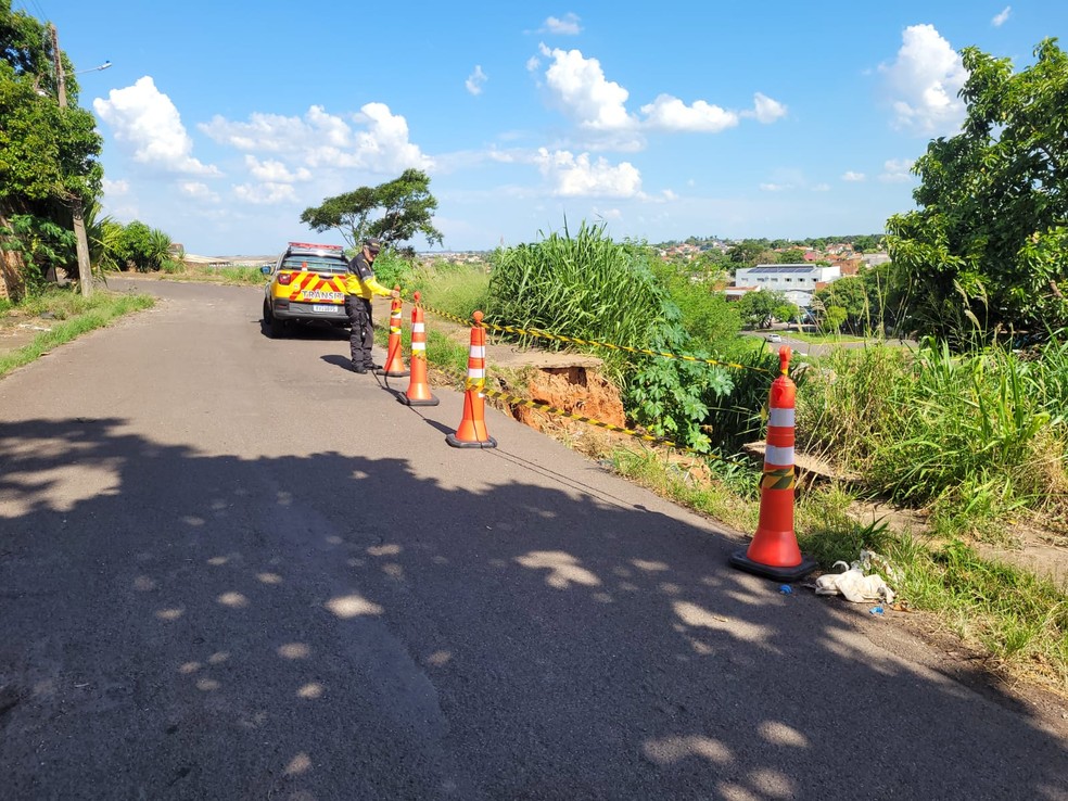 Após uma reportagem publicada pelo g1, a Secretaria Municipal de Mobilidade Urbana e Cooperação em Segurança Pública (Semob) sinalizou na tarde desta segunda-feira (18) o trecho onde fica uma cratera às margens da Rua Aurélio de Godoy Hugo, na Vila Brasil, em Presidente Prudente (SP) — Foto: Secom