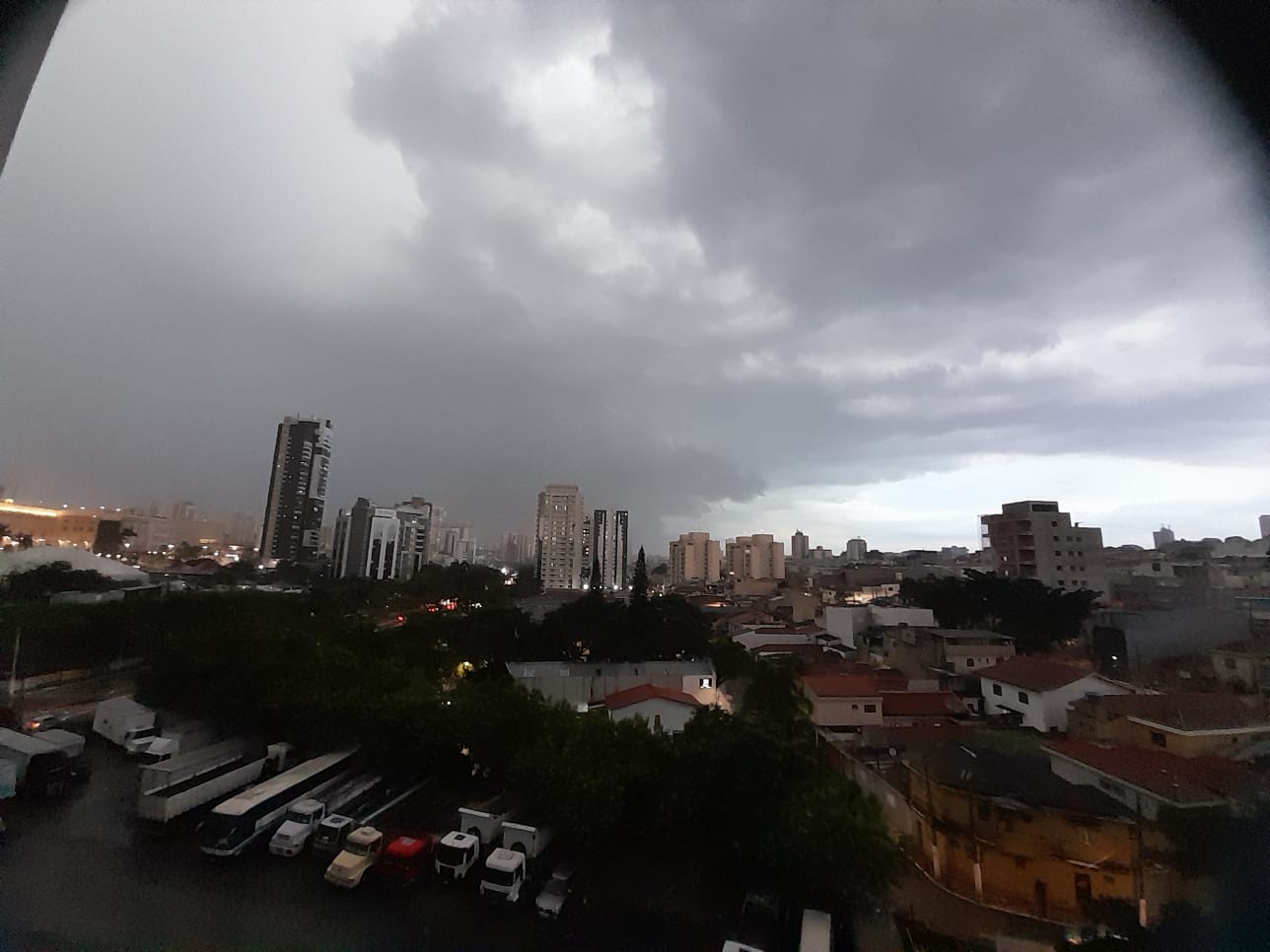 Chuva atinge cidade de São Paulo e deixa Zona Leste em estado de atenção para alagamentos