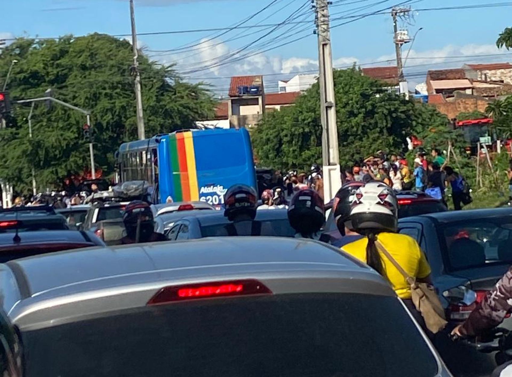 Motorista e passageiro são esfaqueados durante tentativa de assalto na Zona Norte de Aracaju 