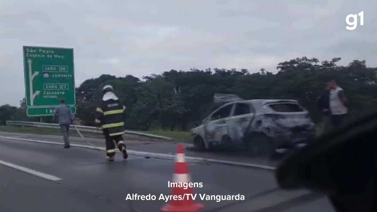 Carro fica destruído após se envolver em acidente com caminhão e pegar fogo na Dutra, em Caçapava