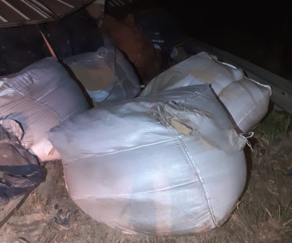 Carreta bitrem tomba na Rodovia da Integração, em Presidente Venceslau (SP) — Foto: Polícia Rodoviária