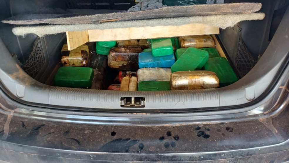 Droga foi encontrada dividia em 98 tabletes que estavam escondidos em um fundo falso no porta-malas. — Foto: Divulgação/ PRF