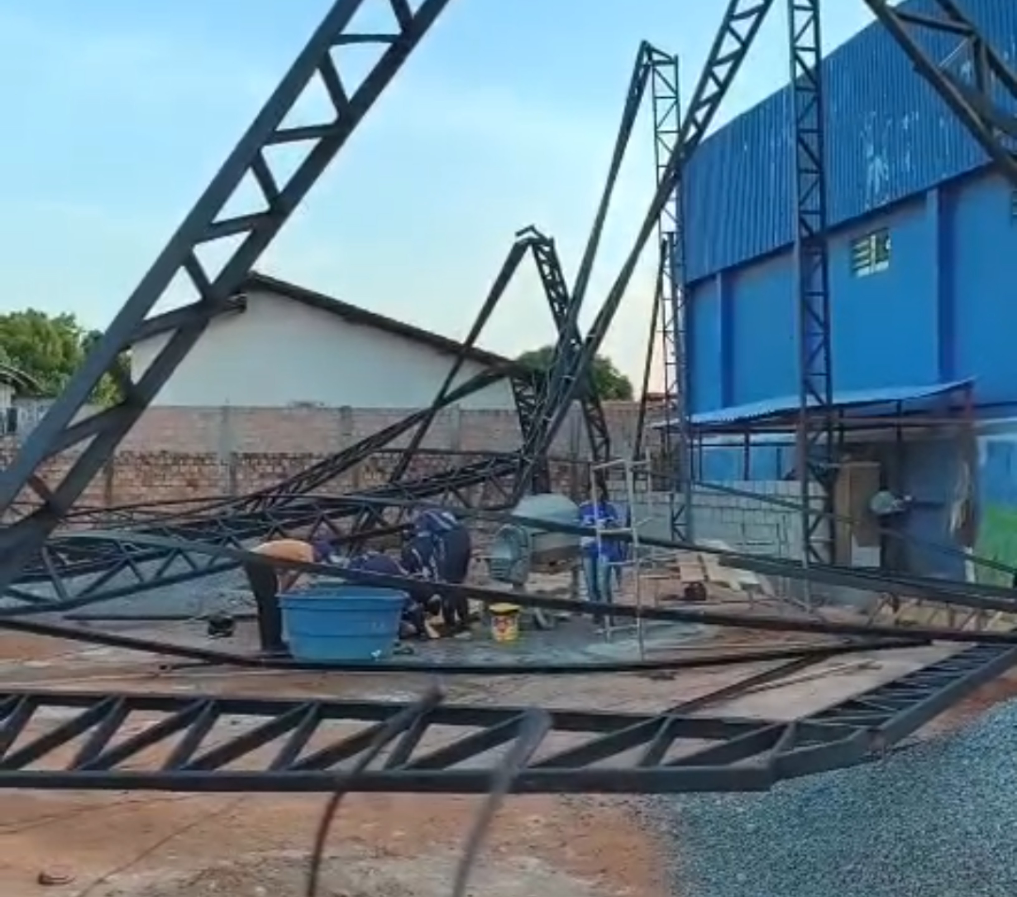 Estrutura metálica desaba e deixa três trabalhadores feridos em Boa Vista 