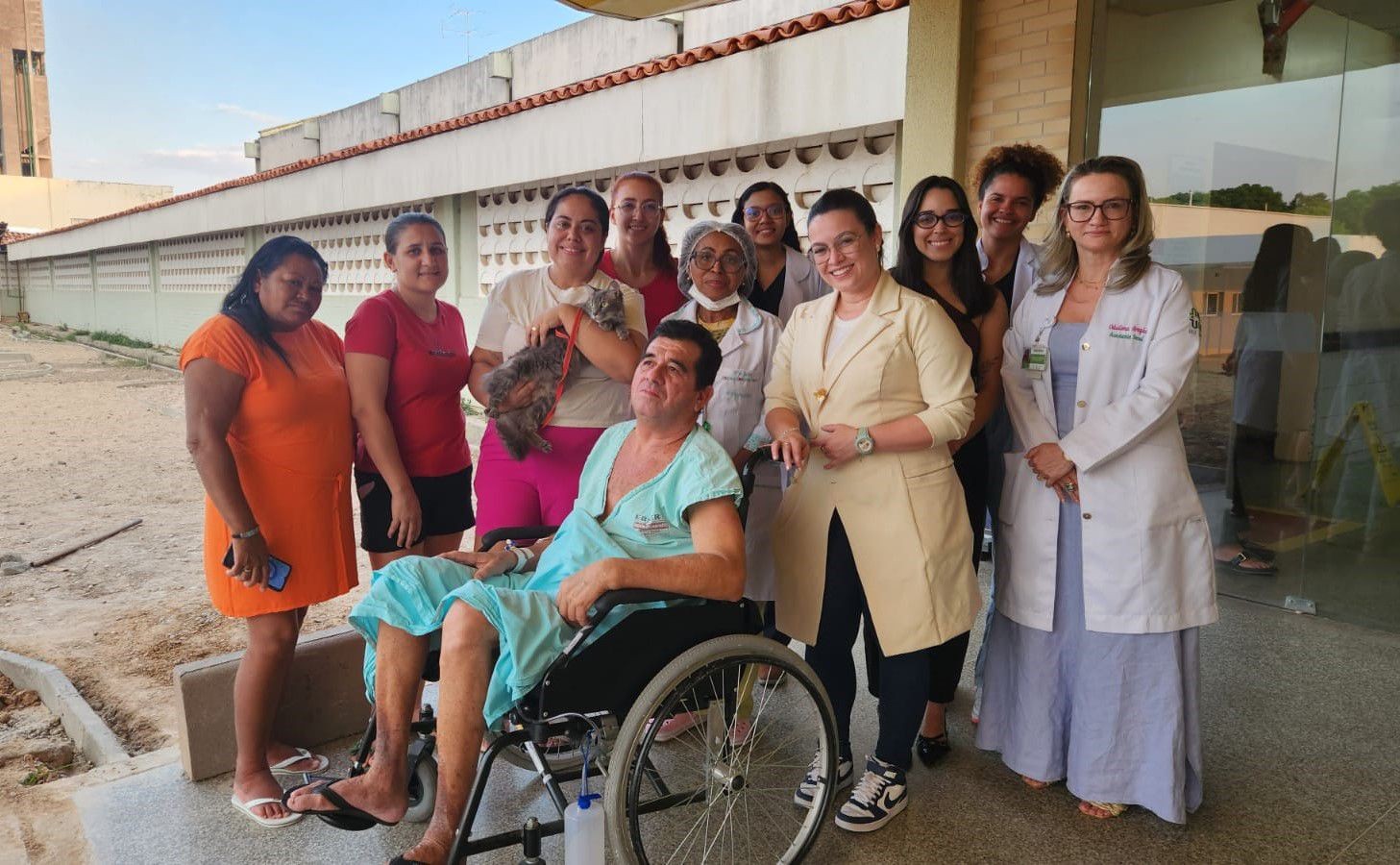 Paciente com tumor cerebral em tratamento paliativo reencontra gata no hospital: 'mora no meu coração'