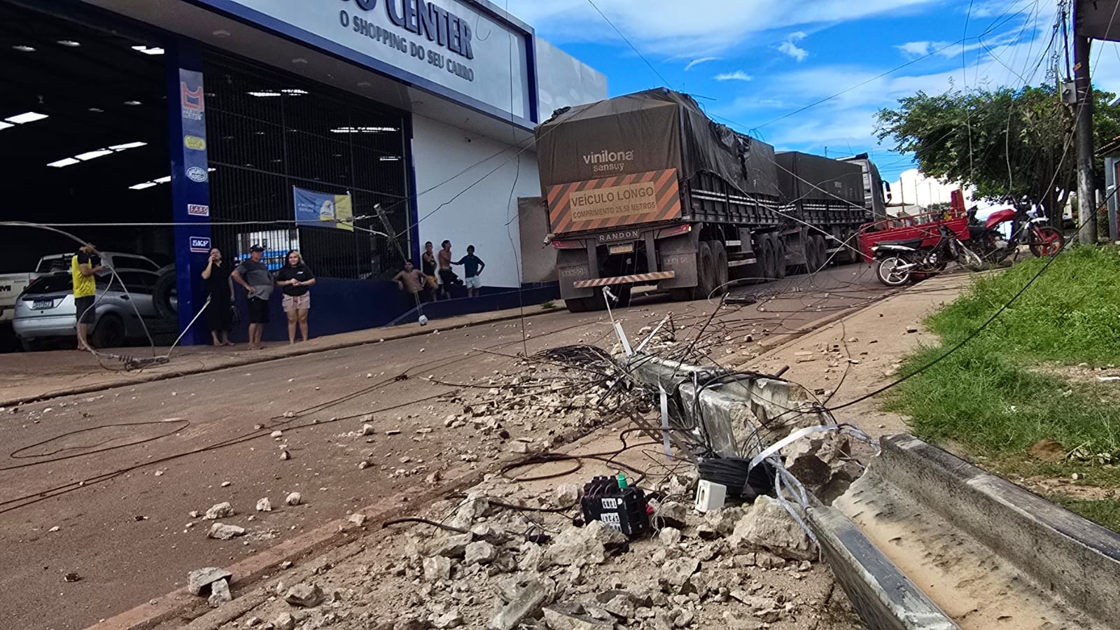 Susto e perigo: Carreta derruba postes e deixa cinco bairros sem energia em Santarém