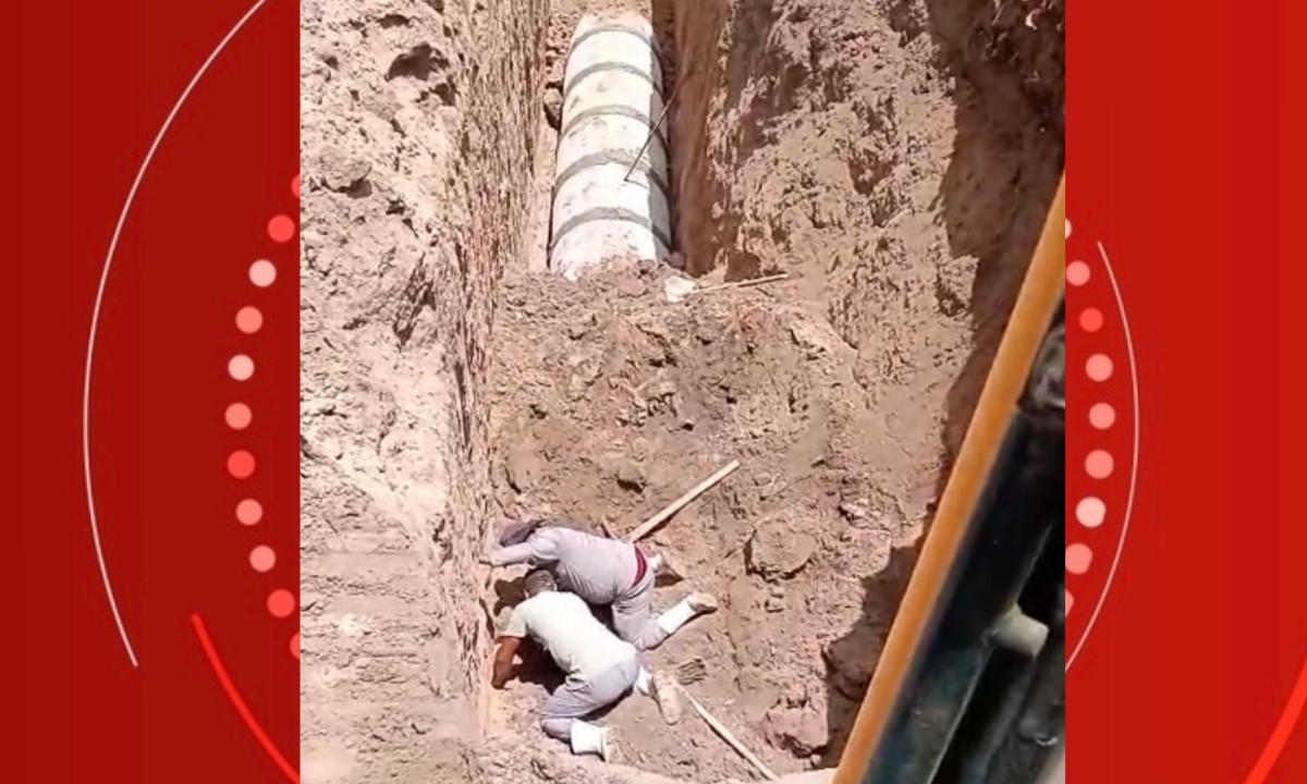 Operário fica soterrado enquanto trabalhava em obra de drenagem e é resgatado por colegas na Bahia