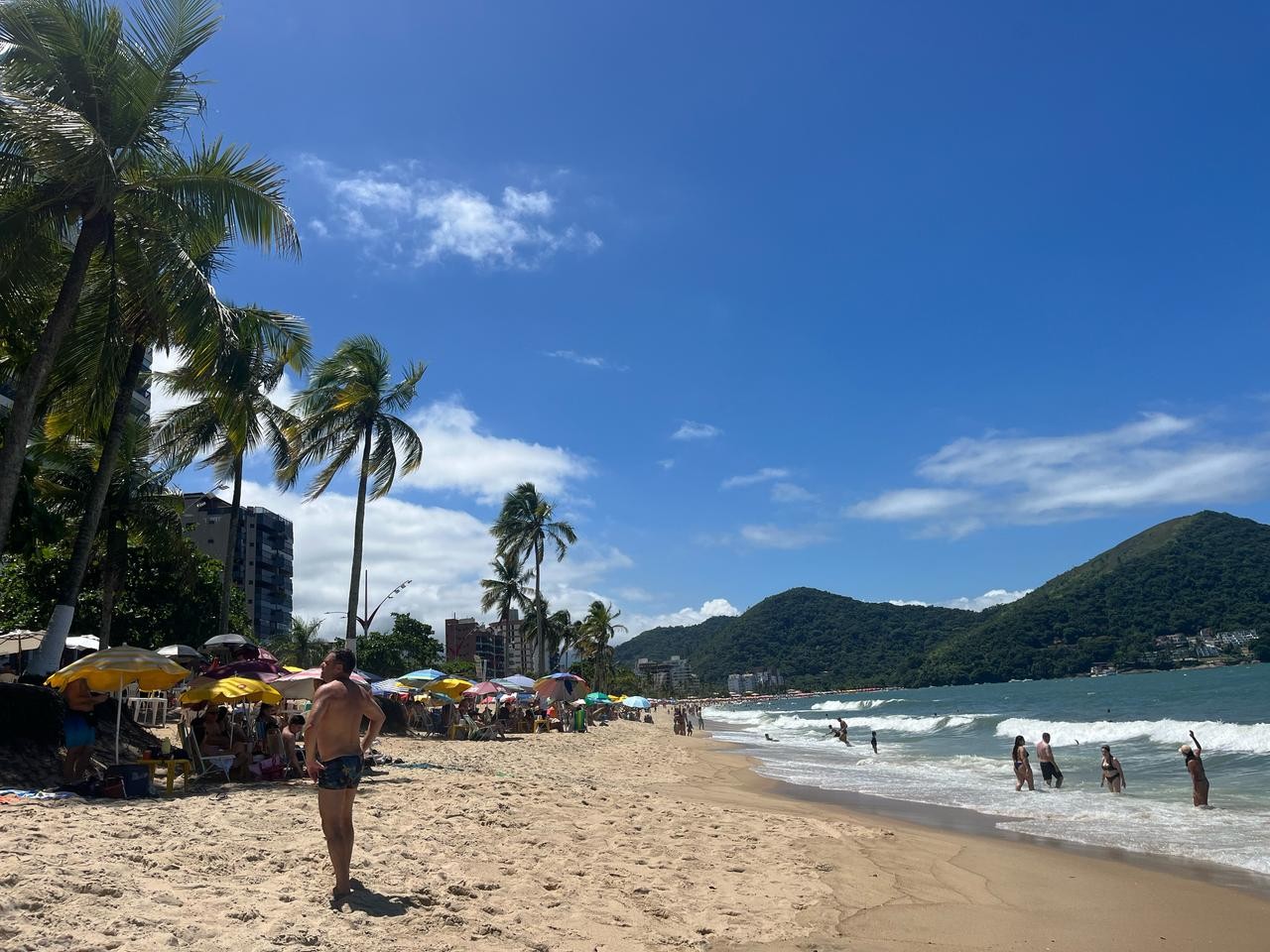 Folia à beira-mar: Praias ficam cheias em Caraguatatuba nesta segunda-feira de carnaval