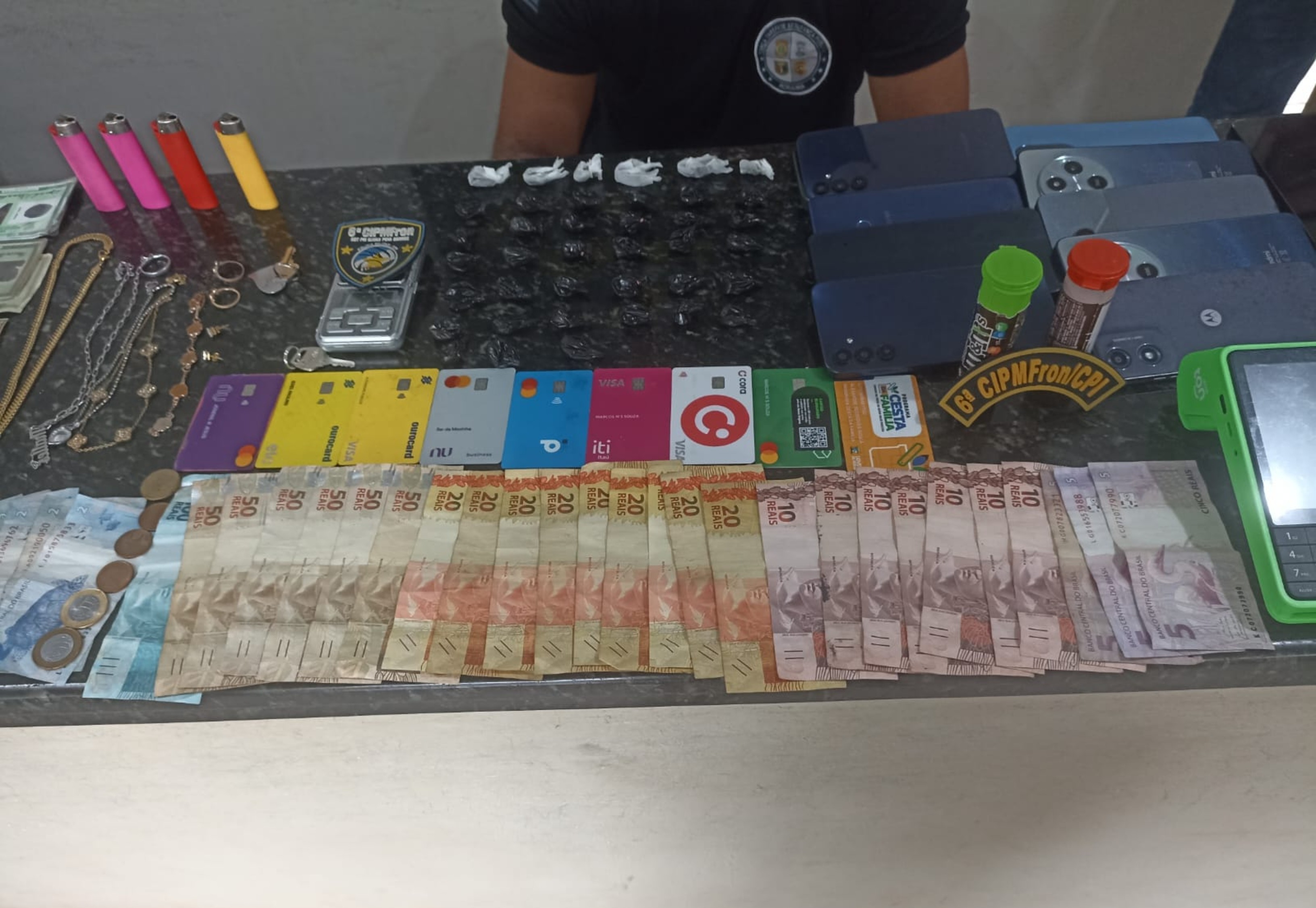 Quatro pessoas são presas com 53 pacotes de drogas em Caroebe