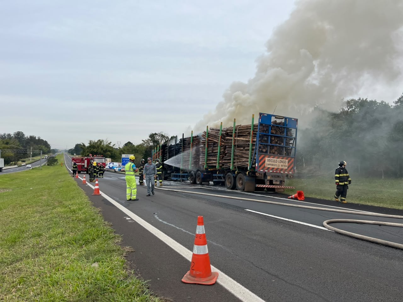 Incêndio atinge carreta com 40 toneladas de eucalipto na SP-310 do interior de SP