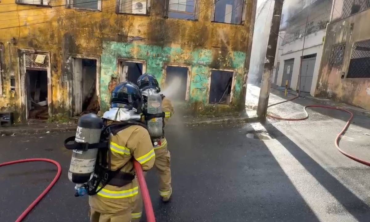 Incêndio atinge casarão abandonado no centro de Salvador