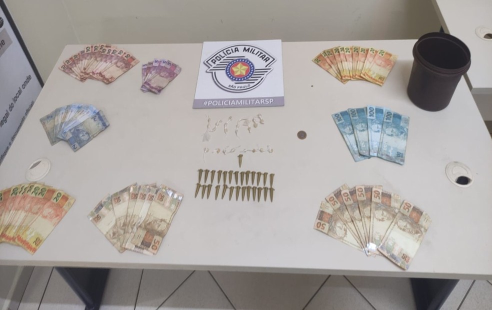 Homem, de 22 anos, é preso em flagrante por tráfico de drogas em Cerqueira César (SP) — Foto: Reprodução/Polícia Militar