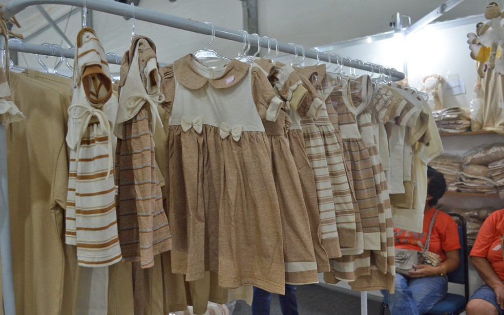 Roupas de crianças são feitas de algodão colorido — Foto: Krystine Carneiro/G1