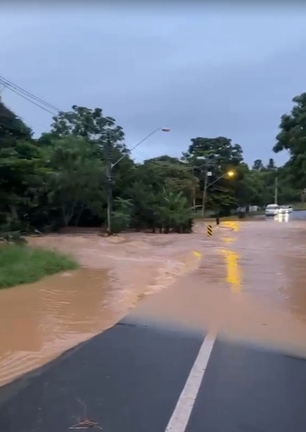 60 pessoas ficam desabrigadas em chuva forte em Potim; Aparecida e Lorena registram alagamentos