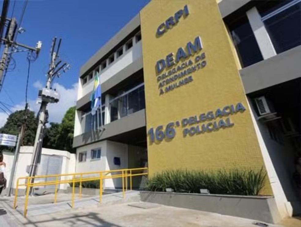 Homem é preso por descumprir medida protetiva e ameaçar ex-companheira em Angra dos Reis 