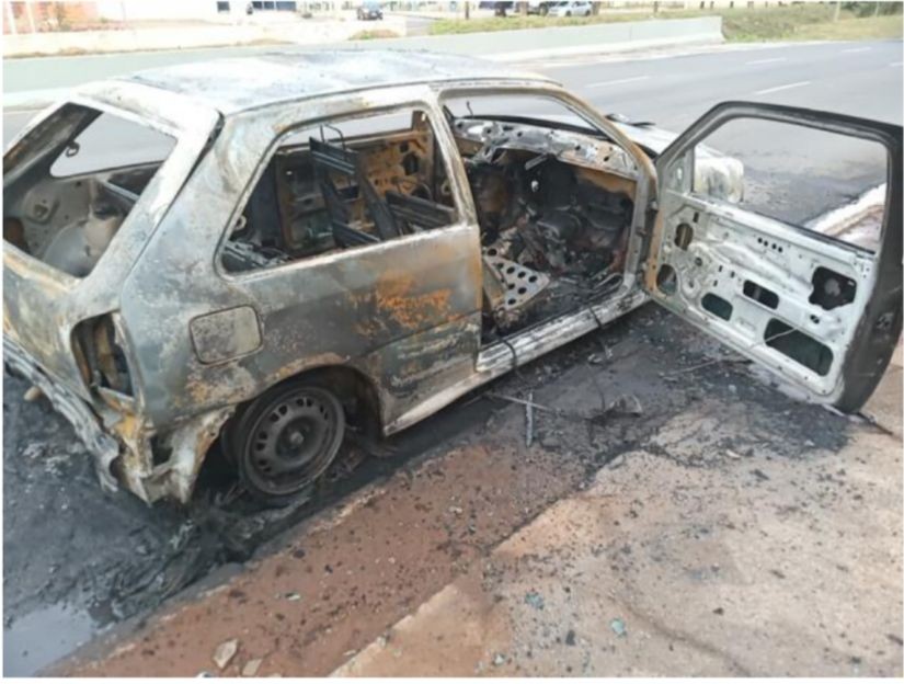 Carro pega fogo em avenida de Piracicaba após motorista retirar veículo de oficina e mobiliza Bombeiros