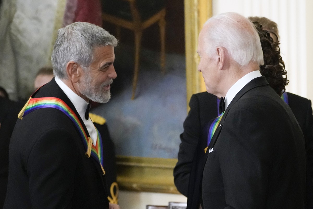 George Clooney, Michael Douglas and Other Celebrities Call on Joe Biden to Drop Re-Election | Pop Art