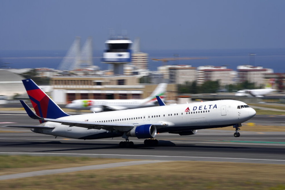 Avião da Delta Airlines decola do Aeroporto de Lisboa e imagem de 5 de julho de 2022 — Foto: Armando Franca/AP Photo/Arquivo