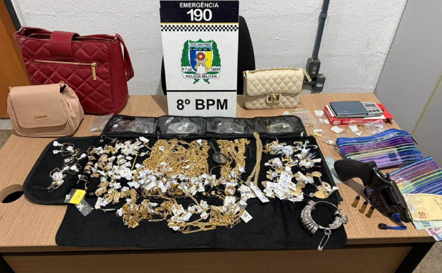 Casal é preso no Tocantins com mais de R$ 500 mil em joias após roubo no Pará, diz PM 