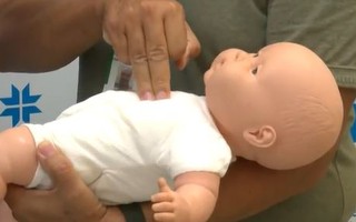 Engasgo de bebês: pediatra dá orientações de como socorrer a criança e prevenir acidentes
