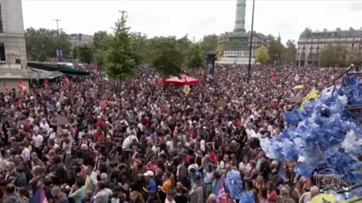 Franceses fazem manifestações contra a escolha do novo primeiro-ministro do país