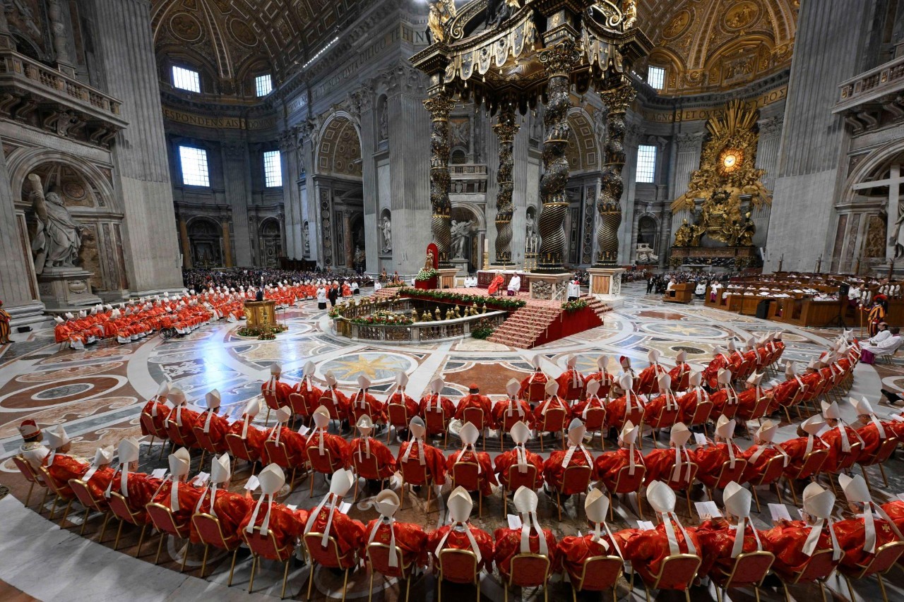 'Corredor vermelho', imagem sagrada e incenso: VEJA como foi entrada de cardeais na missa que dá início ao conclave