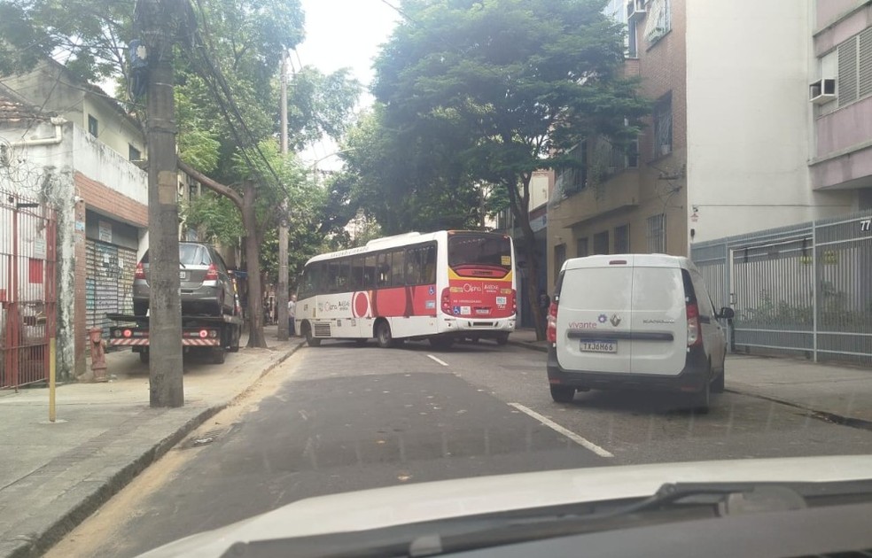Criminosos tomaram ônibus na Rua Campos da Paz — Foto: Reprodução