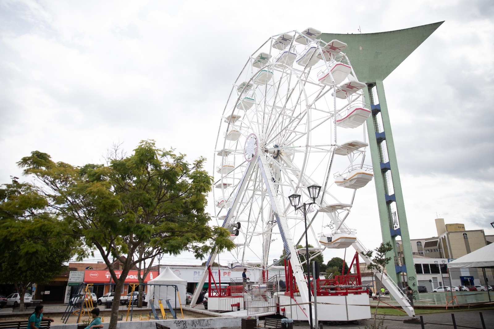 Brinquedos natalinos animam Rua XV de novembro, no coração de São José dos Pinhais