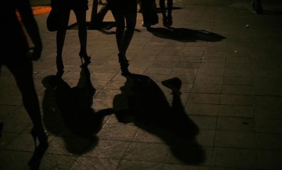 As sombras de profissionais do sexo projetadas durante na cidade do México — Foto: REUTERS/Carlos Jasso