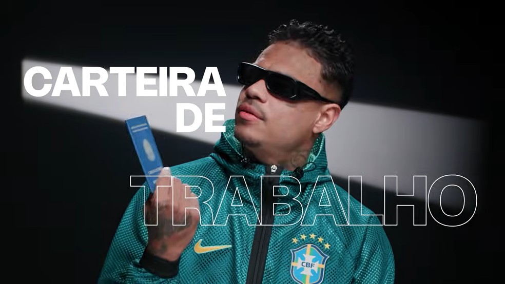 Vídeo com MC Cabelinho aborda acusação de que Flávio foi funcionário fantasma no gabinete do pai — Foto: Reprodução