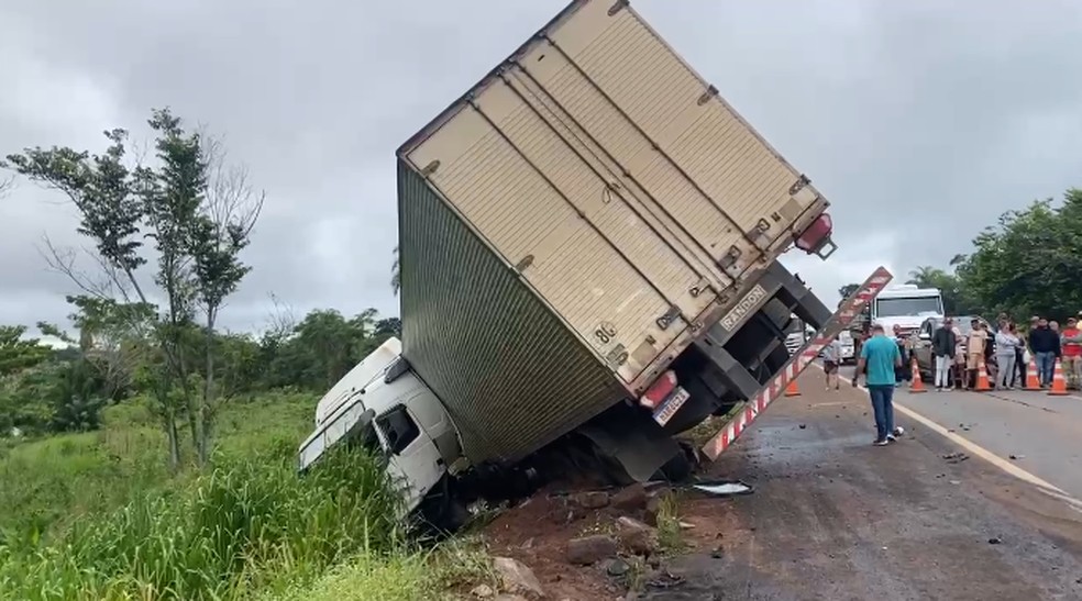 Acidente entre caminhão e carro deixa três mortos na BR-153, em Wanderlândia — Foto: Alta Tensão - TO/Divulgação