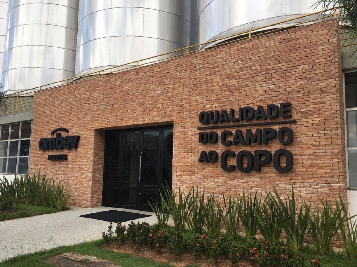 Funcionário terceirizado de cervejaria é preso por furtar fardos de cerveja em fábrica de Agudos