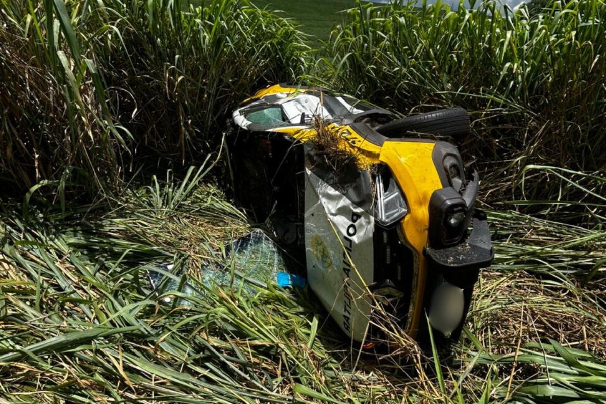 Policial fica ferido em capotamento após batida entre viaturas que tentavam desviar de cone em rodovia do Paraná