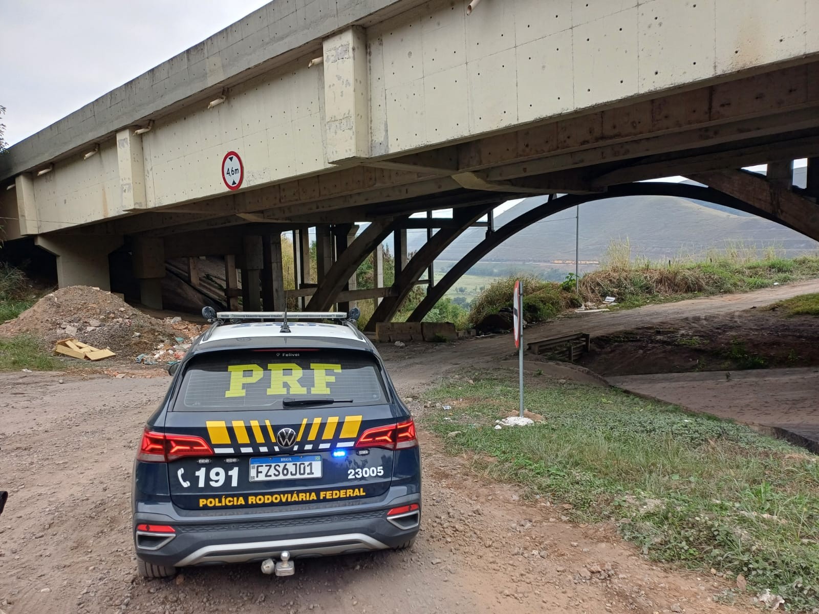 Corpo de homem é encontrado amarrado e com marcas de tiro na Via Dutra, em Barra Mansa 