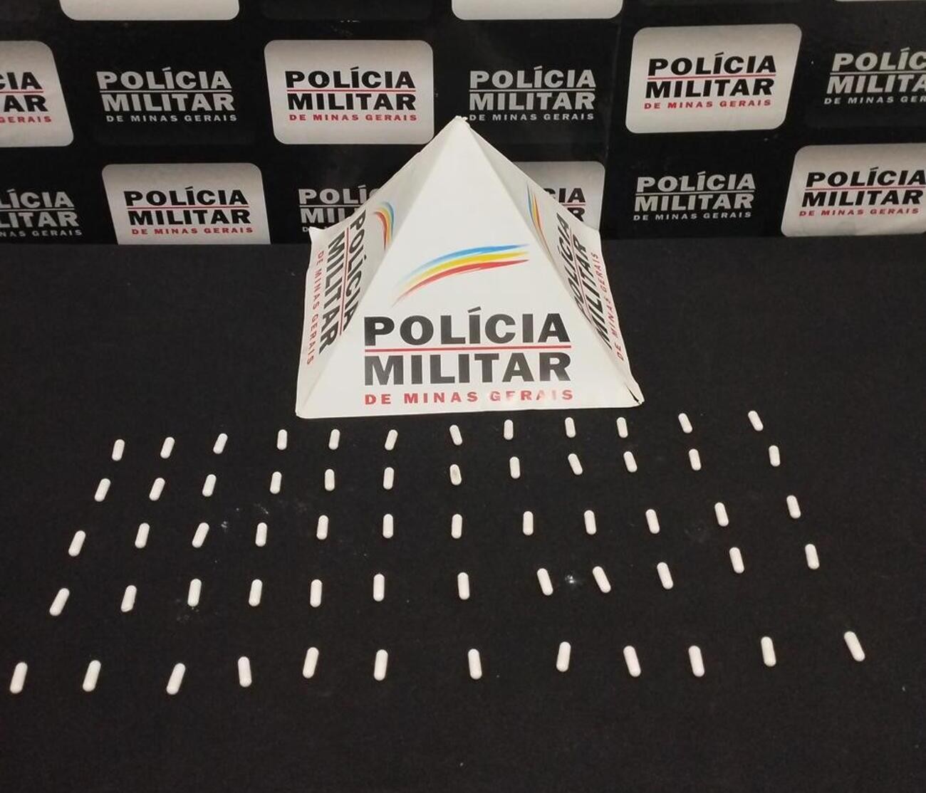 Esposa de homem monitorado por tornozeleira eletrônica é presa ao sair de mata com pedras de crack