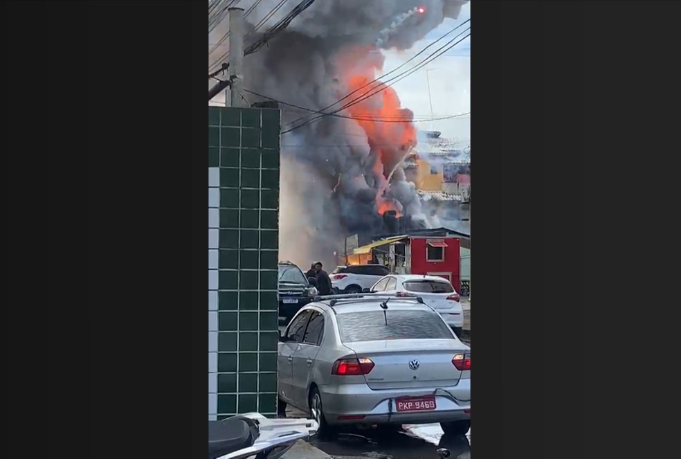 Loja de fogos juninos pega fogo na Região Metropolitana de Salvador — Foto: Reprodução/Redes Sociais