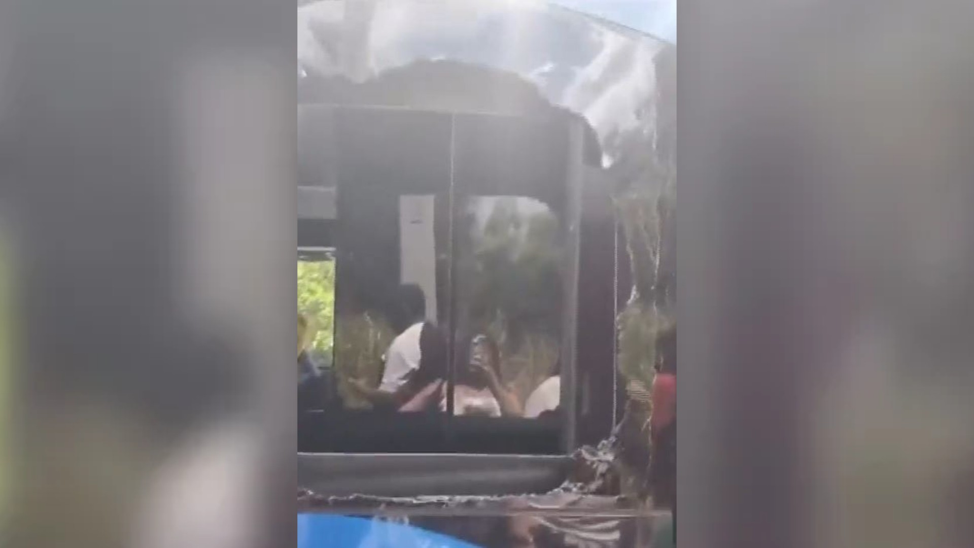 Atualização: Passageiro quebra janela com extintor e pula de ônibus em movimento na BR-316, no MA