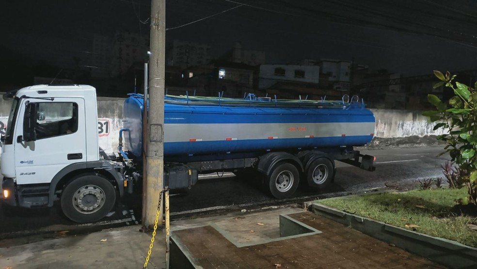 PM frustra tentativa de roubo de caminho-pipa na Zona Norte do Rio — Foto: Reproduo/ TV Globo