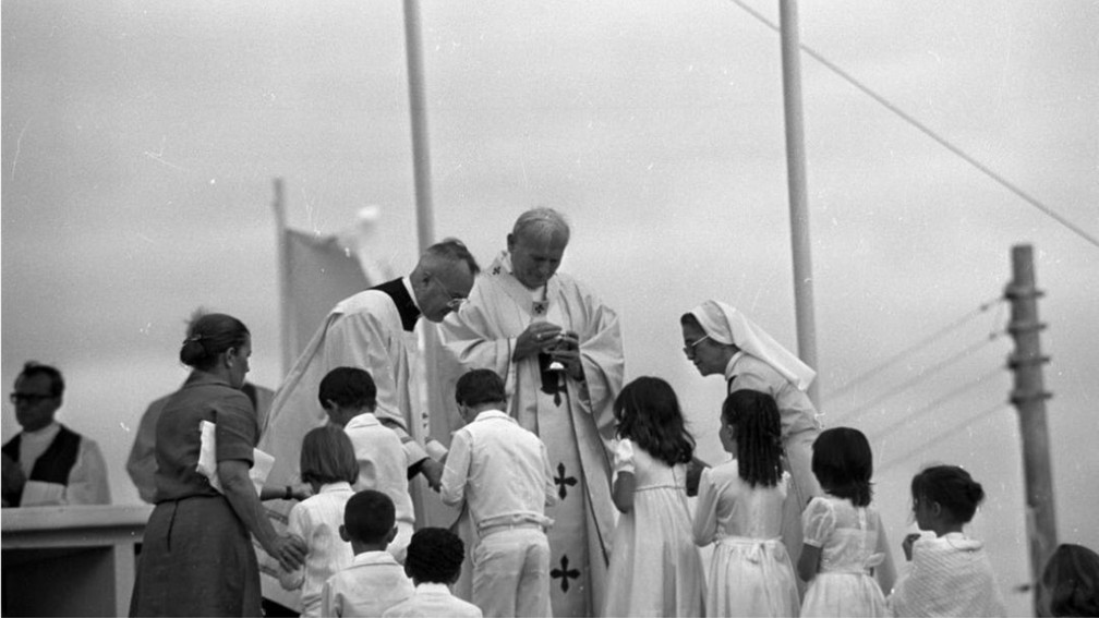 Em 30 de junho de 1980, o Papa João Paulo II fez sua primeira visita em Brasília, onde celebrou uma missa e percorreu Esplanada dos Ministérios no Papa Móvel — Foto: Arquivo Público do DF