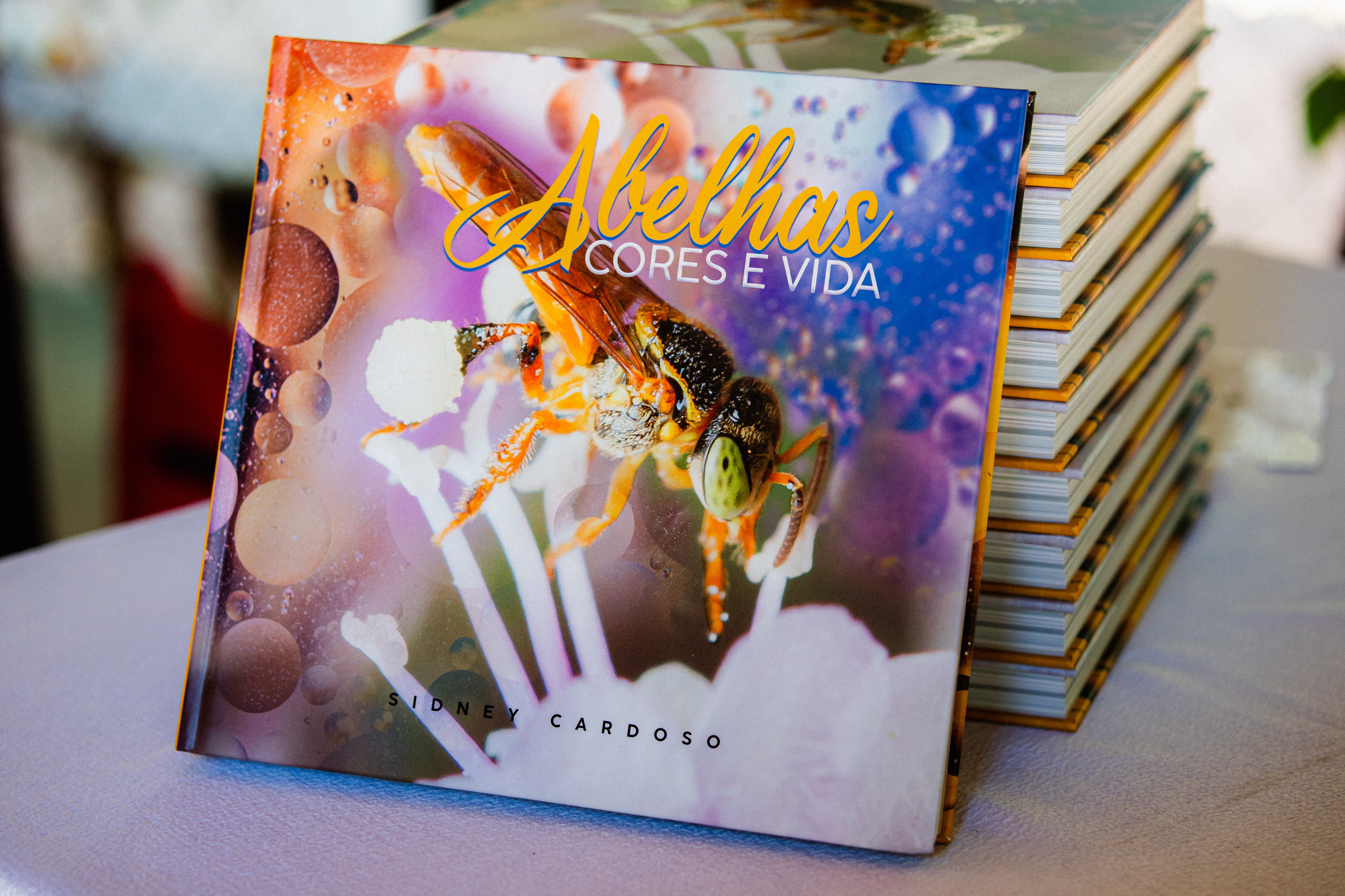 Livro mostra o mundo das abelhas em detalhes especiais